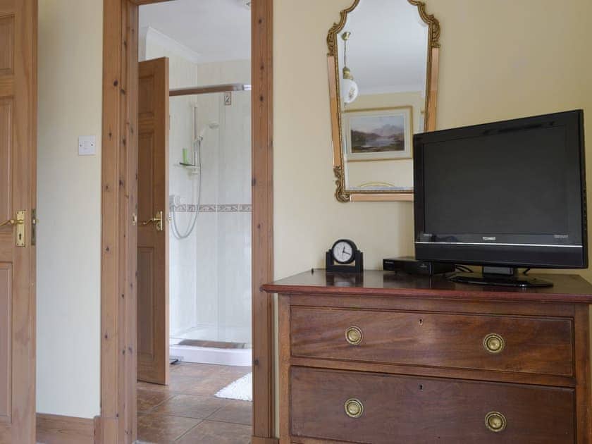 En-suite access to the family bathroom | Rowan Cottage, Aviemore
