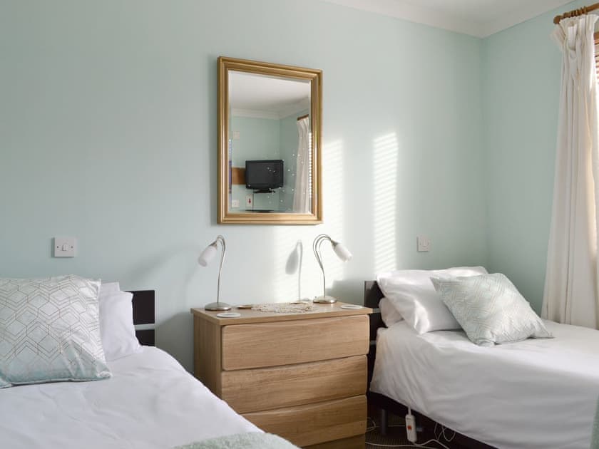Light and airy en-suite twin bedroom | Rowan Cottage, Aviemore