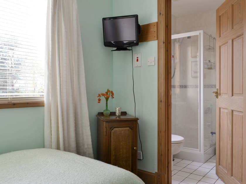 Attractive en-suite twin bedroom | Rowan Cottage, Aviemore