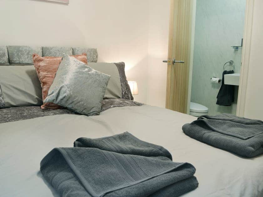 Comfy double bedroom with en-suite | Hidden Gem Cottage, Driffield