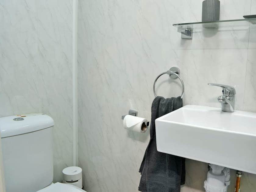 En-suite shower room | Hidden Gem Cottage, Driffield