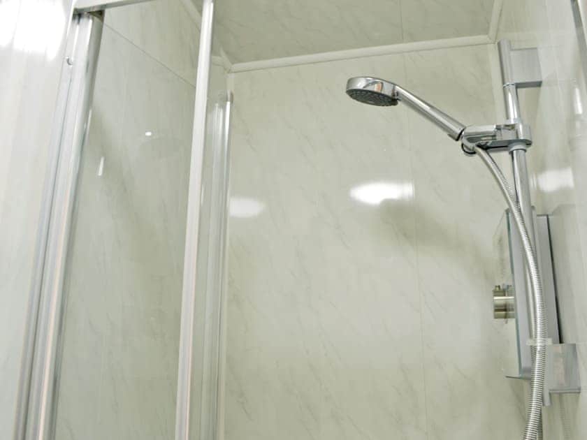 En-suite shower room | Hidden Gem Cottage, Driffield