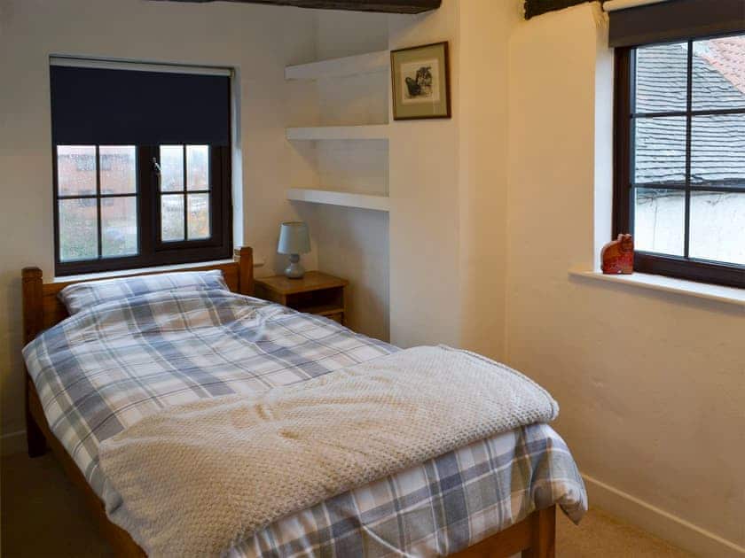 Comfortable twin bedroom | Ikkle Cottage, Old Blidworth, near Ravenshead
