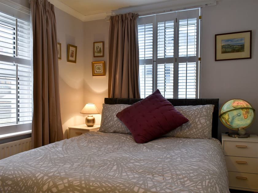 Double bedroom with zip and link beds | Rodwell Trail Cottage, Weymouth