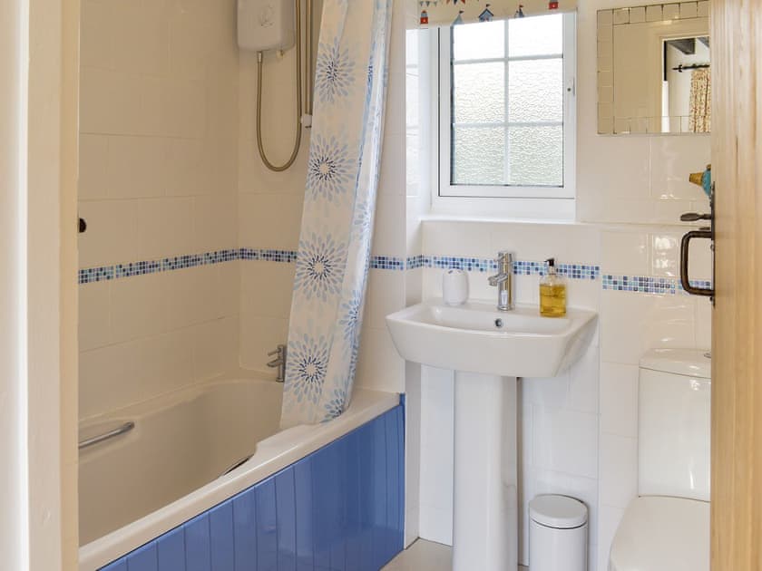 Family bathroom with shower over bath | Penny’s Cottage - Cartole Cottages, Pelynt, near Looe