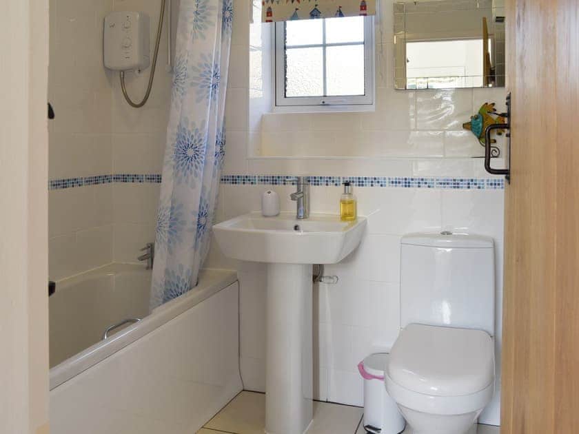 Family bathroom with shower over bath | Caro’s Cottage - Cartole Cottages, Pelynt, near Looe