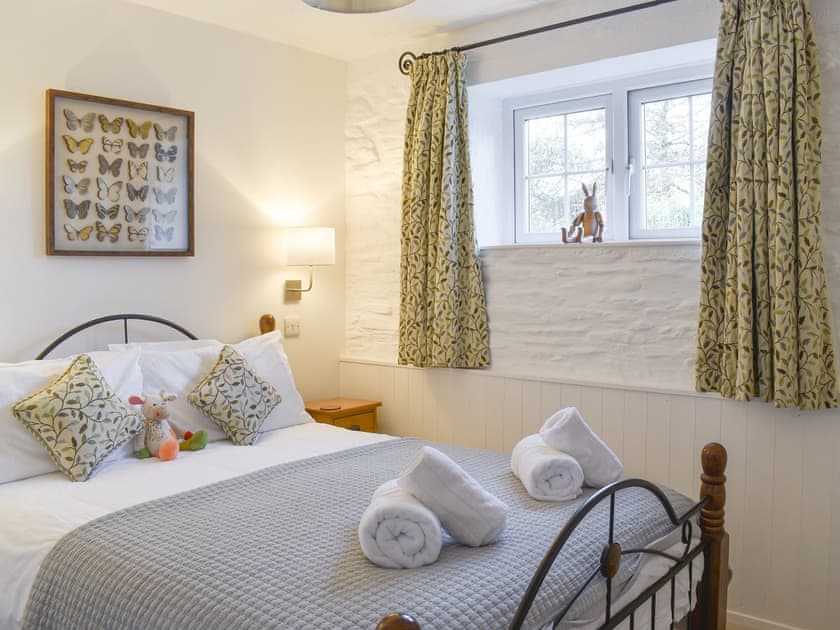 Relaxing en-suite double bedroom | The Old Stable - Cartole Cottages, Pelynt, near Looe