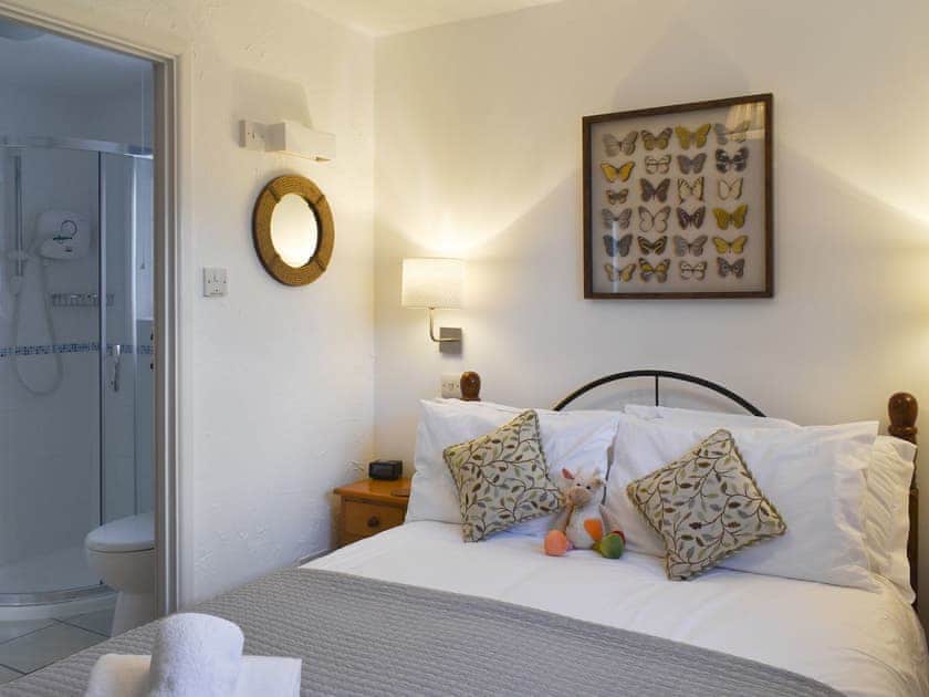 Comfortable en-suite double bedroom | The Old Stable - Cartole Cottages, Pelynt, near Looe