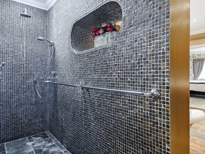 Impressive en-suite with roll-top bath and walk-in shower | Sedgeford Hall Estate - Park Cottage - Sedgeford Hall Estate , Sedgeford, near Hunstanton