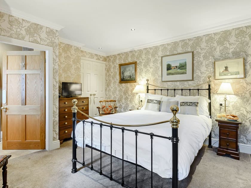 Relaxing double bedroom with en-suite | Sedgeford Hall Estate - Park Cottage - Sedgeford Hall Estate , Sedgeford, near Hunstanton