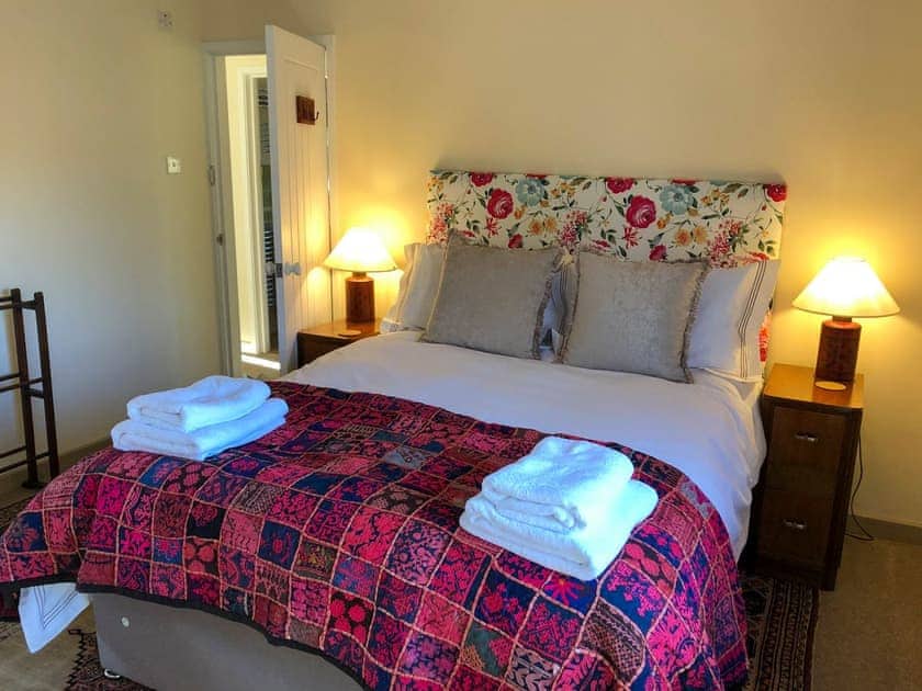 Cmfortable bedroom with kingsize bed | Orchard House, Hempstead, near Holt