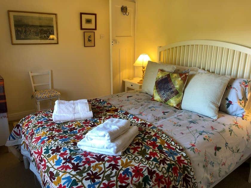 Relaxign bedroom with kingsize bed | Orchard House, Hempstead, near Holt
