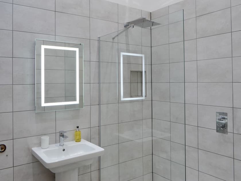 En-suite Bathroom with shower over bath | The Hemmel - Knoppingsholme Cottages, Tarset, near Bellingham