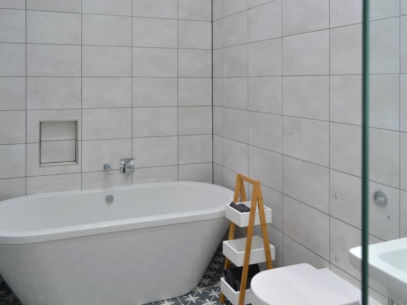 En-suite Bathroom with shower over bath | The Hemmel - Knoppingsholme Cottages, Tarset, near Bellingham