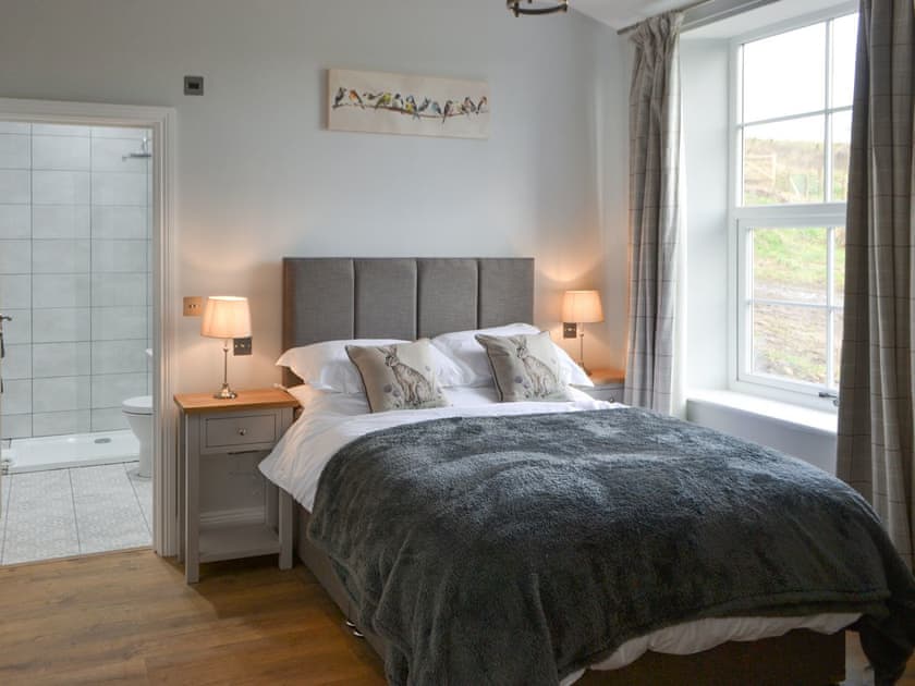 Attractive en-suite double bedroom | The Hemmel - Knoppingsholme Cottages, Tarset, near Bellingham