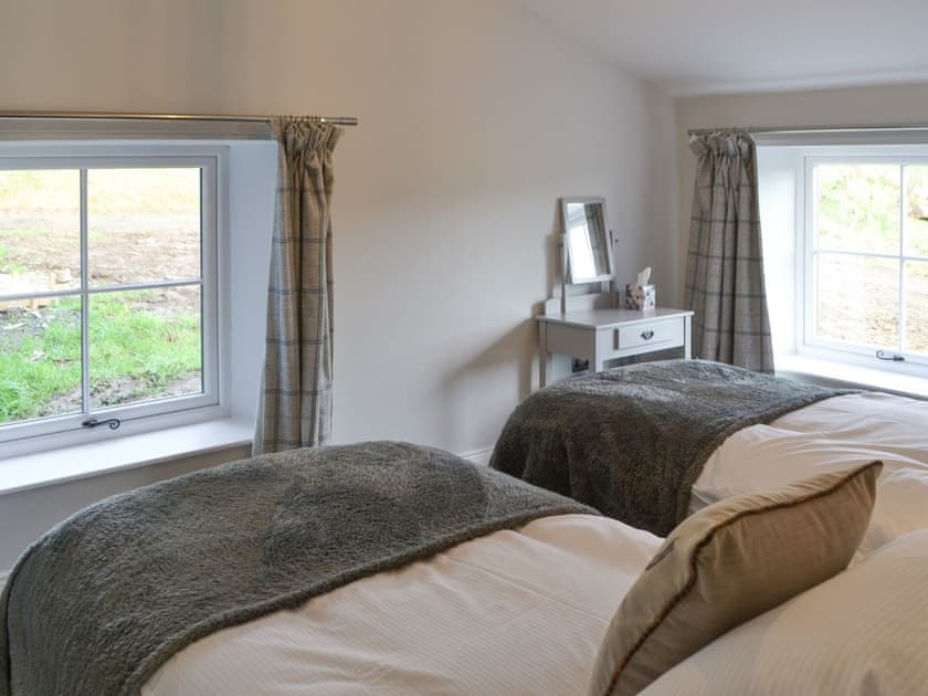 Light and airy en-suite twin bedroom | The Hemmel - Knoppingsholme Cottages, Tarset, near Bellingham