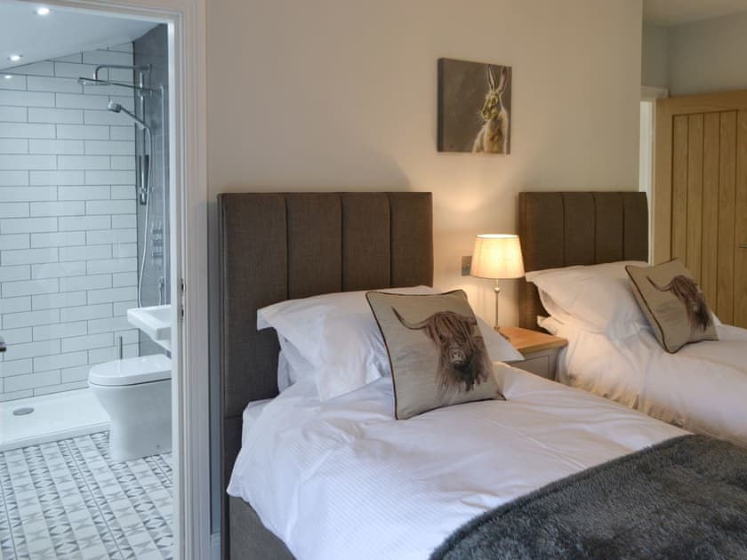 Attractive en-suite twin bedroom | The Hemmel - Knoppingsholme Cottages, Tarset, near Bellingham
