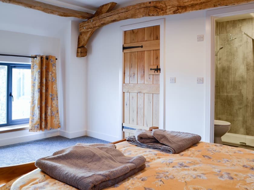 Delightful bedroom with en-suite | Pistyll Gwyn, Llanwrthwl, near Rhayader