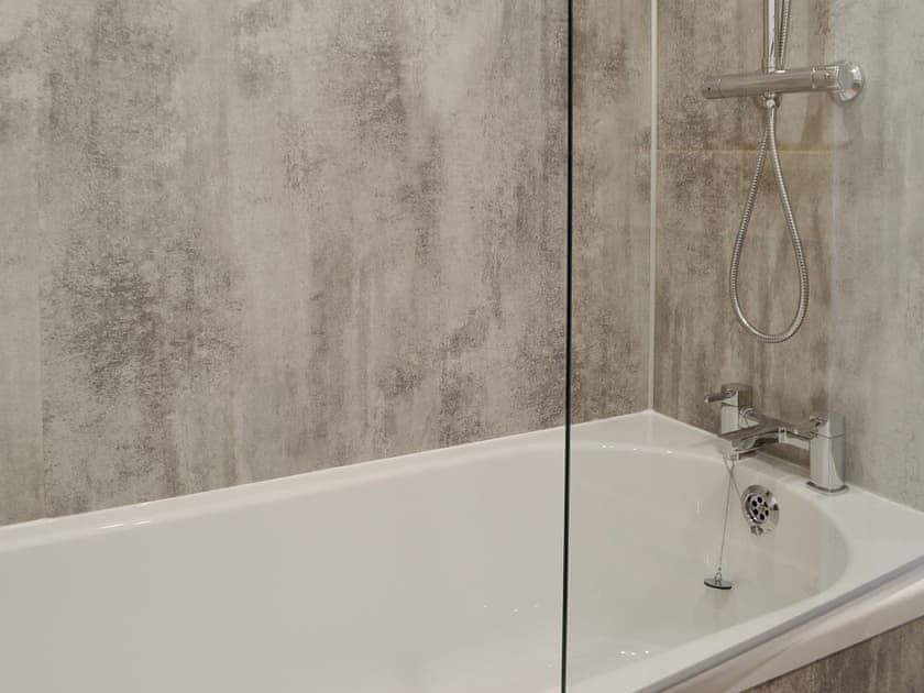 En-suite with shower over the bath | Pistyll Gwyn, Llanwrthwl, near Rhayader