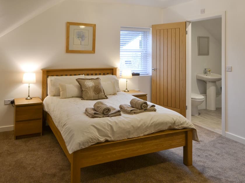 Attractive en-suite double bedroom with additional single bed | Abbey Cottage, Longhirst, near Morpeth