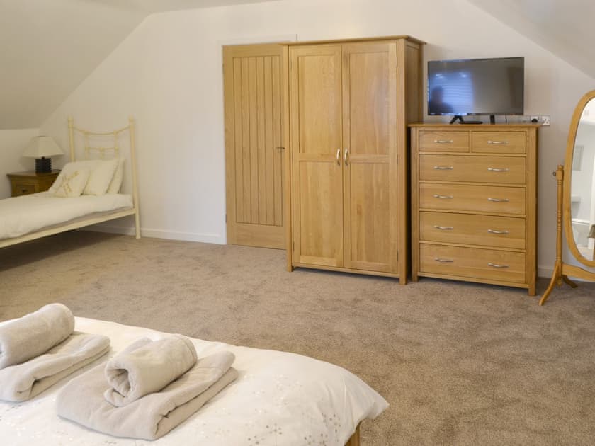 Comfortable en-suite double bedroom with additional single bed | Abbey Cottage, Longhirst, near Morpeth