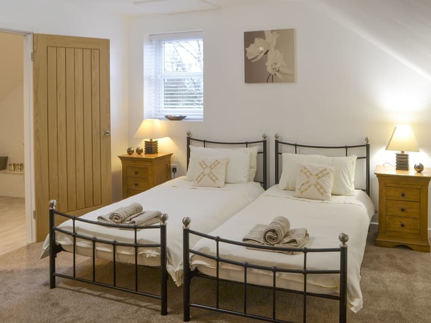 Good-sized en-suite twin bedroom | Abbey Cottage, Longhirst, near Morpeth