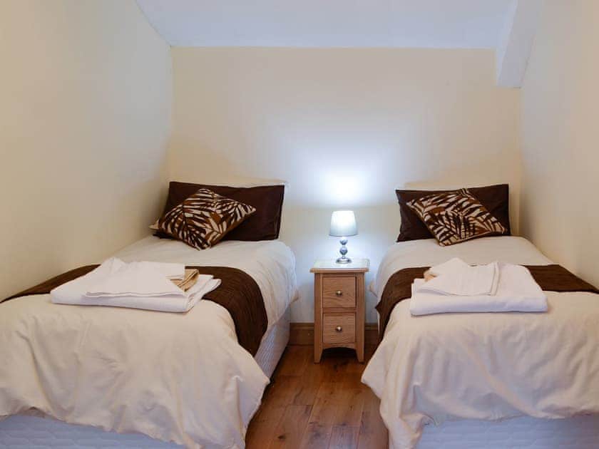 Bedroom with twin single beds | Felin Gogoyan - Cambrian Mountains Glamping, Tregaron, near Lampeter