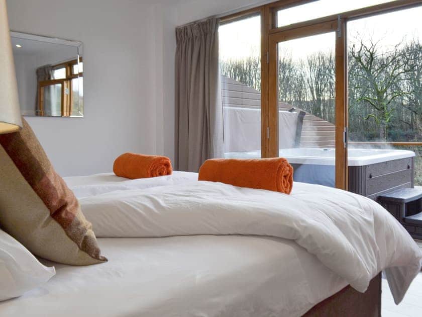 Peaceful en-suite double bedroom | Waterside Lodge Sixteen - Ashgrove Country Park, Elland