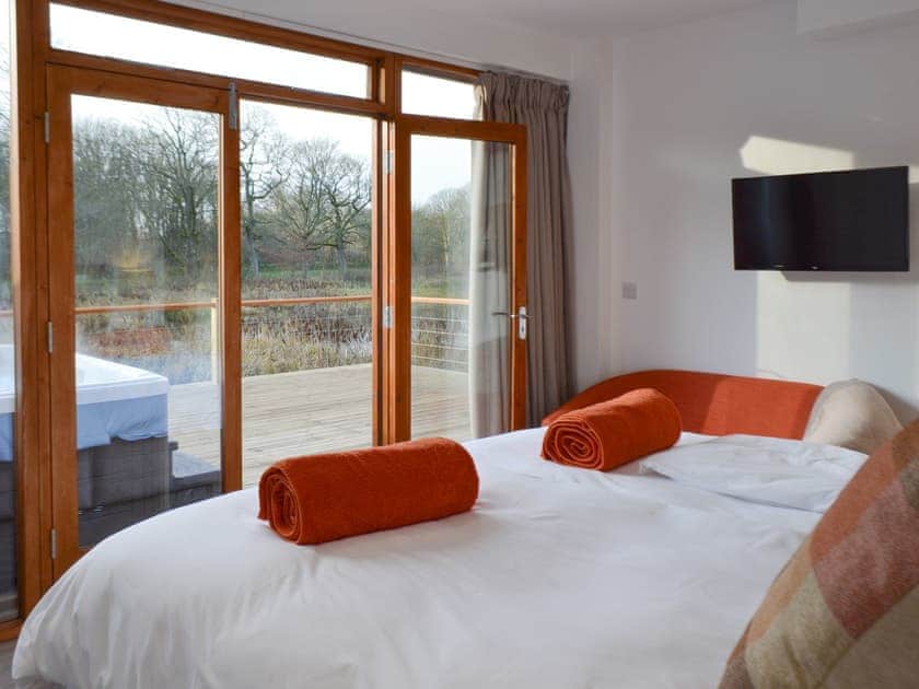 Relaxing en-suite double bedroom | Waterside Lodge Sixteen - Ashgrove Country Park, Elland