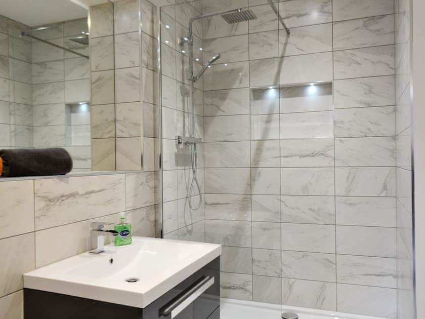 En-suite shower room | Waterside Lodge Sixteen - Ashgrove Country Park, Elland