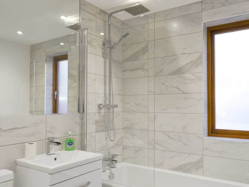 En-suite Bathroom with shower over bath | Waterside Lodge Sixteen - Ashgrove Country Park, Elland
