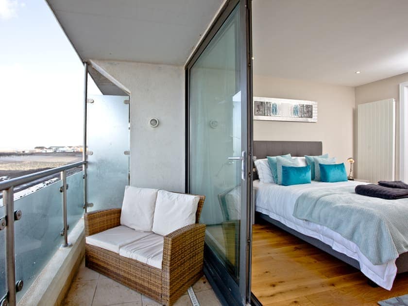 Double bedroom with sea views | Pebbles, Westward Ho!