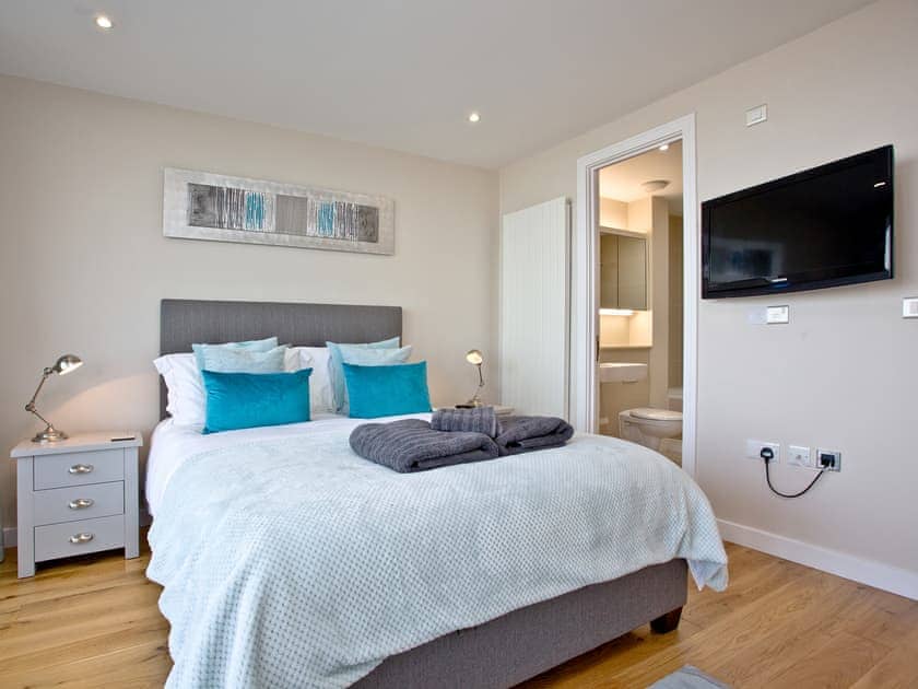 Double bedroom with en-suite | Pebbles, Westward Ho!