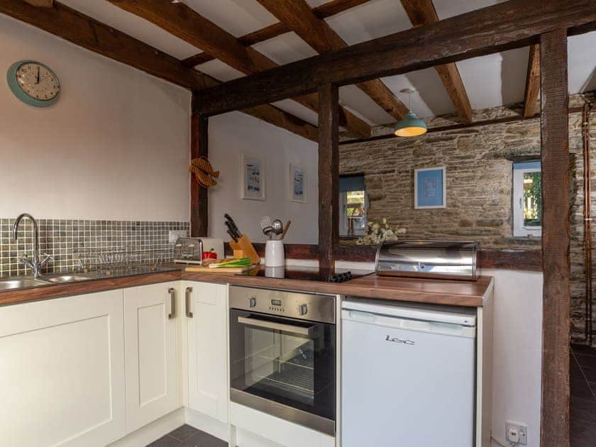 Well-equipped fitted kitchen | Dairy Cottage, Fowey