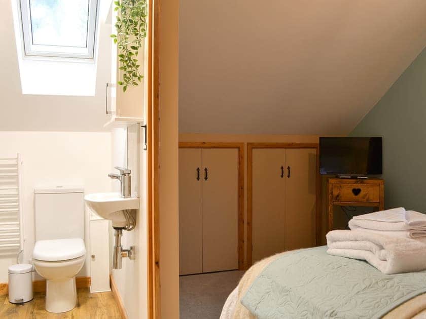 Double bedroom with en-suite | The Old Forge, Baswick, near Driffield