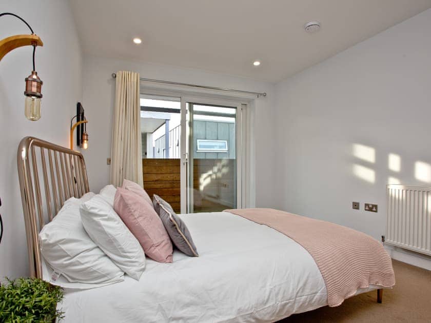 Relaxing en-suite double bedroom with balcony | Apartment 25, Newquay