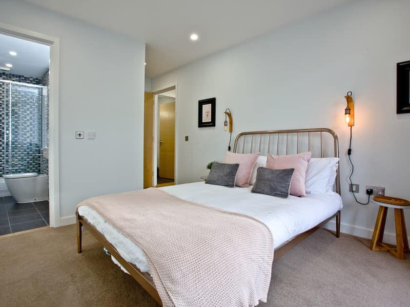 Peaceful en-suite double bedroom | Apartment 25, Newquay
