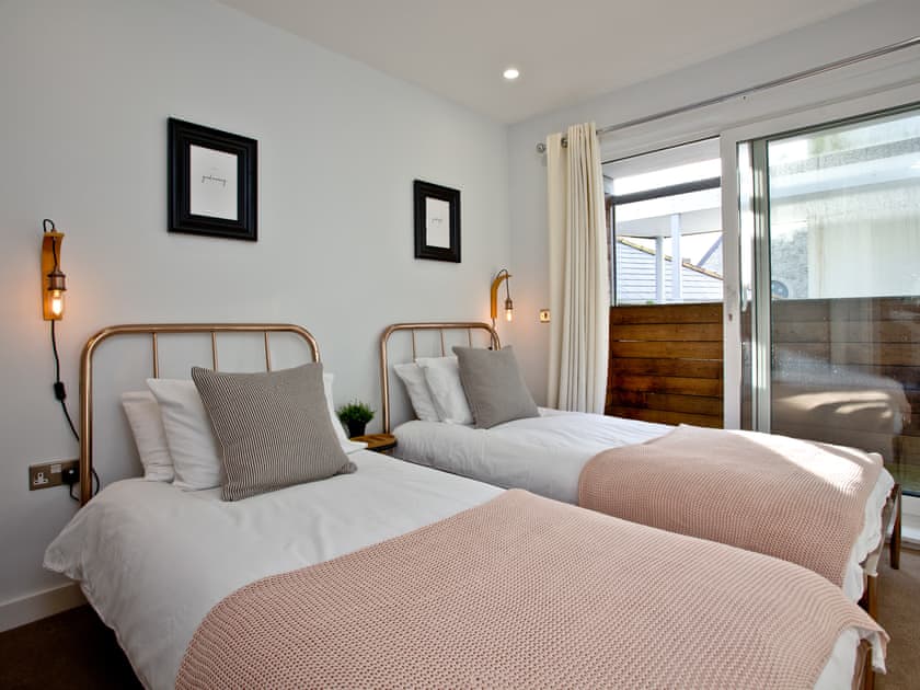 Comfortable twin bedroom | Apartment 25, Newquay