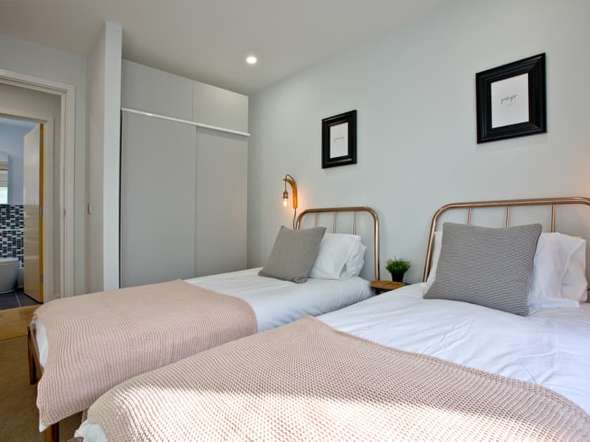Good-sized twin bedroom | Apartment 25, Newquay