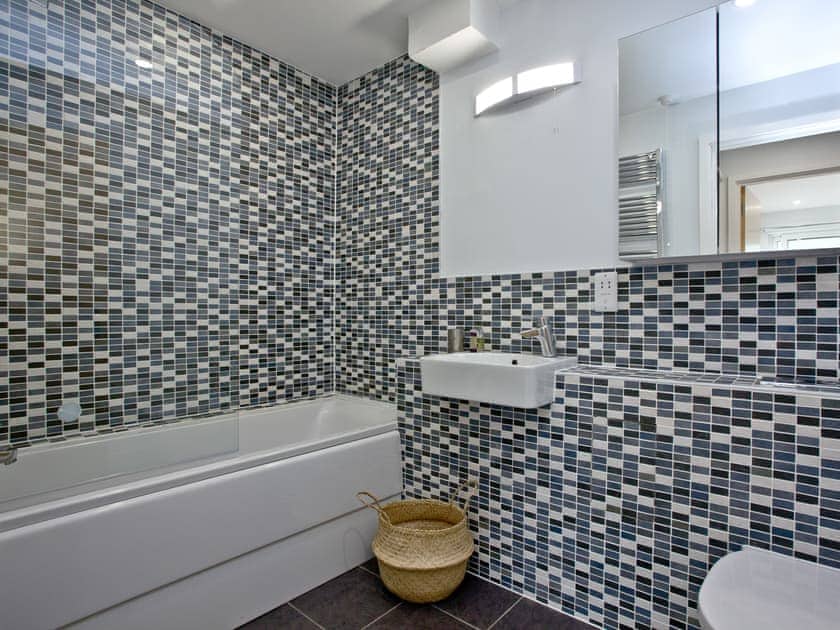 Family bathroom with shower over bath | Apartment 25, Newquay