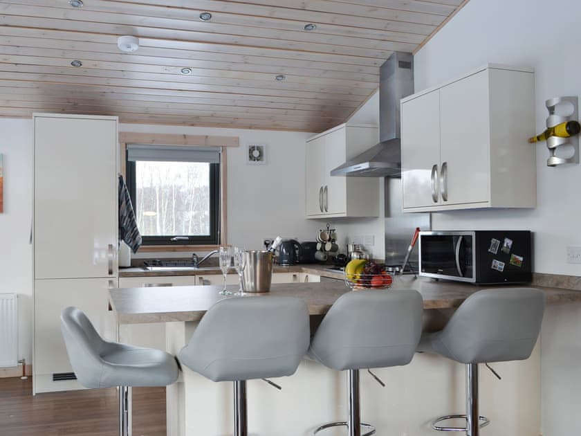 Fully appointed fitted kitchen with breakfast bar | Cruachan - Invernahavon, Glentruim, near Newtonmore