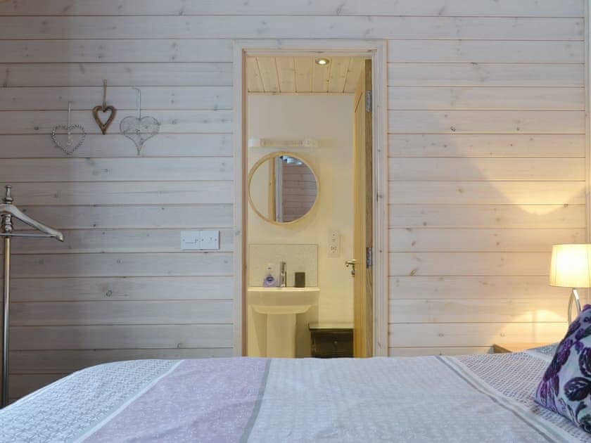 Comfortable en-suite double bedroom | Cruachan - Invernahavon, Glentruim, near Newtonmore