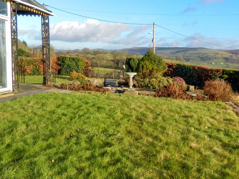 Large lawned garden | Llansantffraed House, Hundred House, near Llandrindod Wells