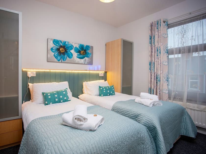Relaxing twin bedroom | Freville Cottage, Shildon, near Bishop Auckland