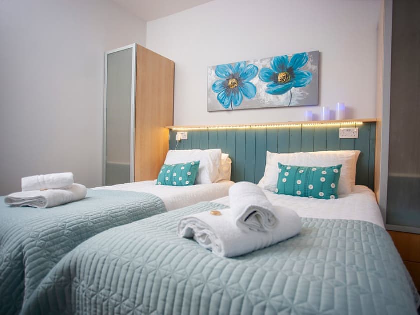Relaxing twin bedroom | Freville Cottage, Shildon, near Bishop Auckland