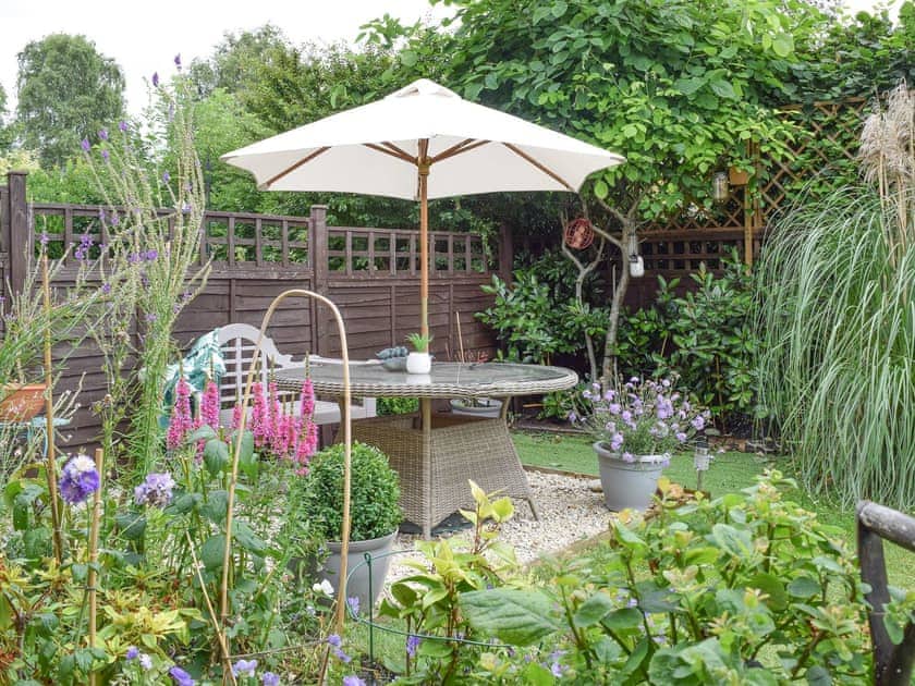 Well-maintained mature garden | Wren’s Nest, Moreton-in-Marsh