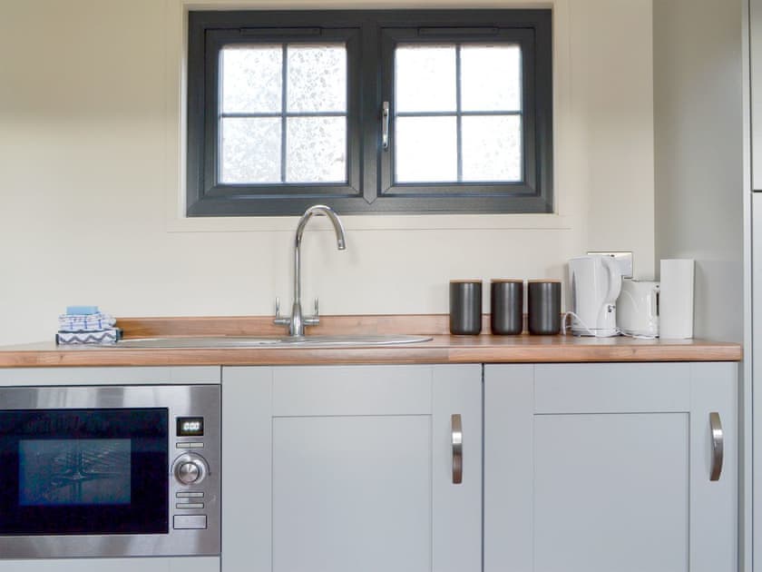 Delightful shepherd’s hut style accommodation | Checkers Cottage - Beaufort Cottages, Kiltarlity, near Beauly