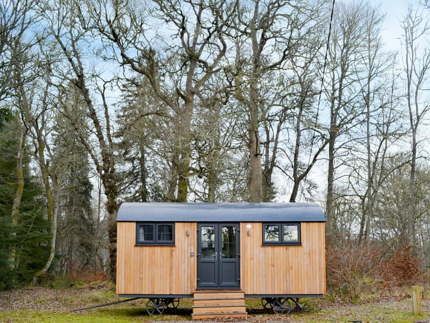 Delightful shepherd’s hut style accommodation | Checkers Cottage - Beaufort Cottages, Kiltarlity, near Beauly