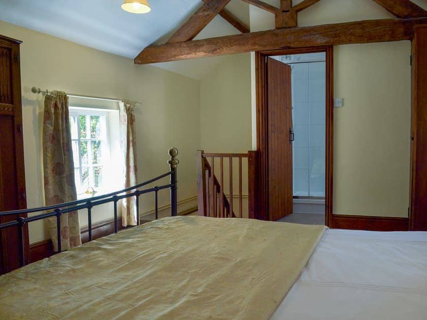 Spacious bedroom with en-suite.  | Burdett’s Cottage - Foremark Cottages, Milton, near Repton