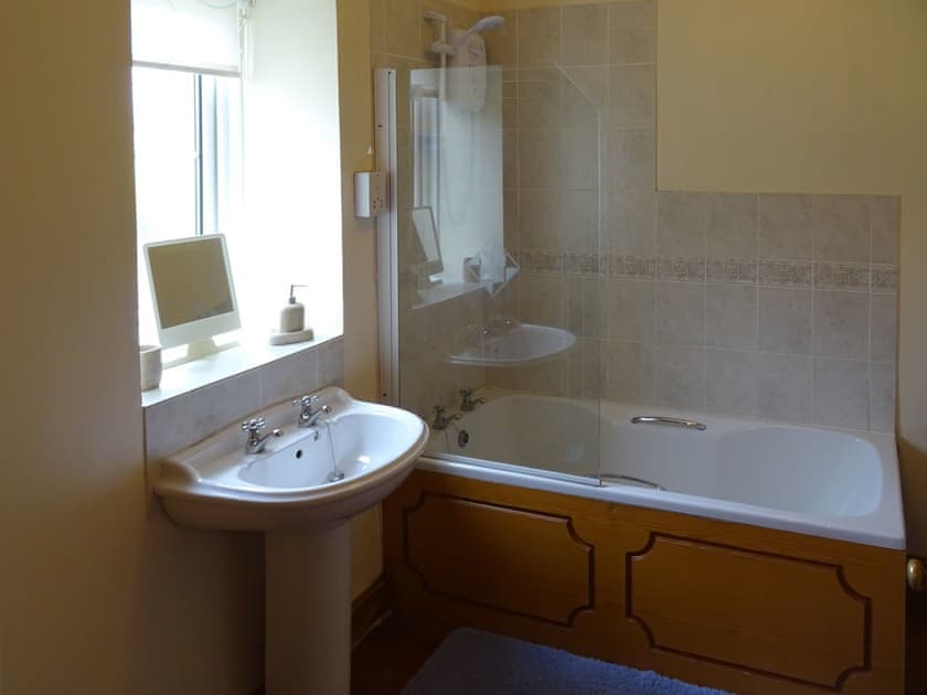 Family bathroom with shower over bath | Penfound Country Cottage, Poundstock, near Bude
